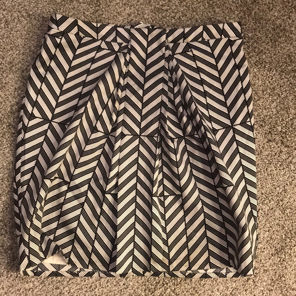 H&M patterned black and white skirt size 6